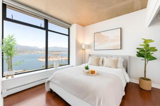 Bright and Airy 2BR with Incredible Mountain Vista - Vancouver - 8