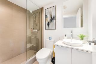 Bright and Airy 2BR with Incredible Mountain Vista - Vancouver - 2