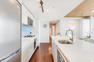 Bright and Airy 2BR with Incredible Mountain Vista - Vancouver - 4