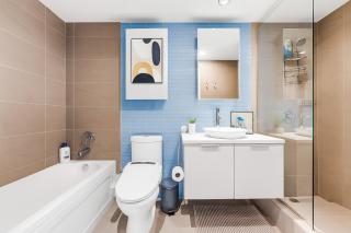 Bright and Airy 2BR with Incredible Mountain Vista - Vancouver - 1