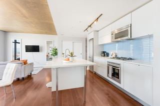 Bright and Airy 2BR with Incredible Mountain Vista - Vancouver - 5