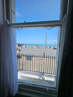 Spacious Seafront Apartment, Beach & Sea Views, Parking - 7