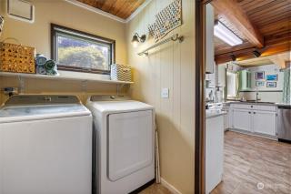 Mt Rainier!Best place to stay with family and friends! Sleeps10!4B 2B Home! Hottub!PondView!Paradise! - 9