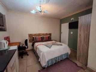 Mini Nest in Mafikeng's Countryside - 8