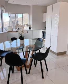 Upmarket 2 Bedroom Apartment with Views - 2