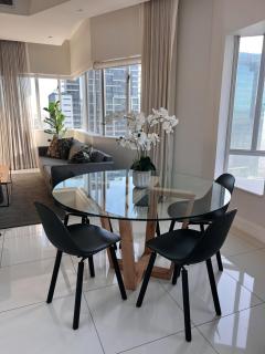 Upmarket 2 Bedroom Apartment with Views - 4