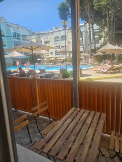 Geri's Beach Apartments - 7