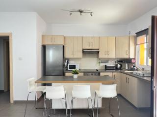 Wealthystays 3BR Terrace BBQ Villa with pool - Liopetri - 3