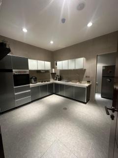 شقة بصالة أنيقة وغرفتين نوم - Elegant living room apartment with two bedrooms - 9