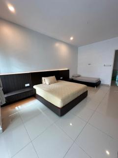 Kluang Family Homestay For 11pax,Taman Tasik Indah - Kluang - 1