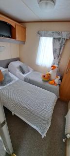Seaside Caravan - Sleeps 6 Parking & Veranda - Kinmel Bay - 2