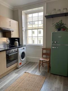 Stylish 2BR with WiFi - Bath - 6