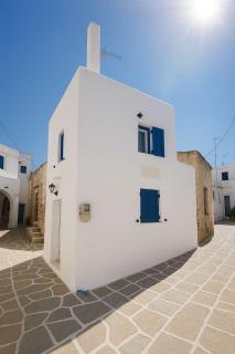 Charming White House Retreat with Balcony in Paros Lefkes - 0