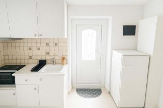 Charming White House Retreat with Balcony in Paros Lefkes - 8