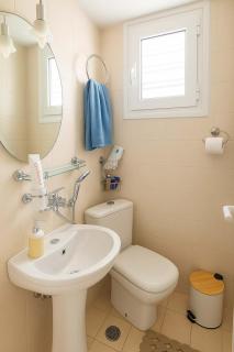 Charming White House Retreat with Balcony in Paros Lefkes - 5