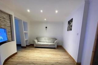 3-Bed Barnwell Retreat- Sleeps 6 Garden & Parking - Stevenage - 0