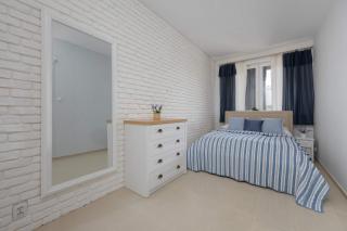 Spacious Apartment for 4 People with Air Conditioning by Noclegi Renters - Warsaw - 9