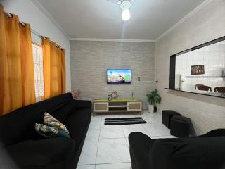 Casa de 2 Quartos à 5 min a Pé da Praia, com Churrasqueira e 3 Vagas de Garagem - Praia Grande - 0