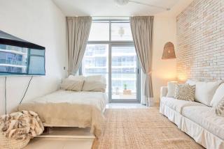 Super Chic Golf Apartment - 0