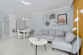 Family Apartment with Large Balcony and 2 Parking Spaces by Noclegi Renters - Breslavia - 5