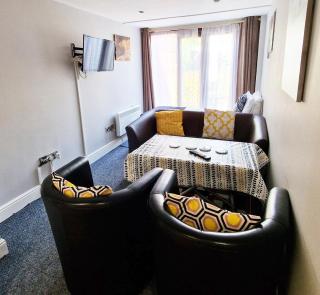City center ground floor flat with patio &parking - 0