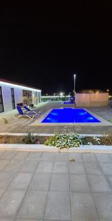 Duplex villa in a mountain farm with a swimming pools & garden,including breakfast فيلا دوبليكس غرفتين و صالة في مزرعة جبلية مع مسابح وحديقة مع إفطار - Hatta - 6