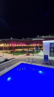 Duplex villa in a mountain farm with a swimming pools & garden,including breakfast فيلا دوبليكس غرفتين و صالة في مزرعة جبلية مع مسابح وحديقة مع إفطار - Hatta - 7