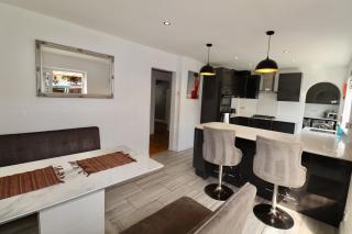 Addlestone Spacious Four Bedroom House - Addlestone - 8