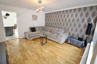 Addlestone Spacious Four Bedroom House - 5