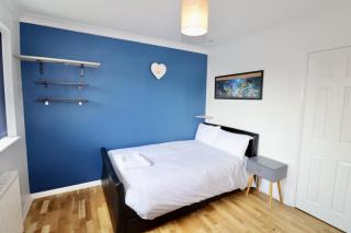 Addlestone Spacious Four Bedroom House - Addlestone - 3