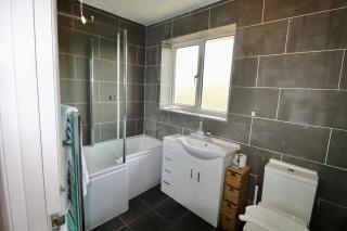 Addlestone Spacious Four Bedroom House - Addlestone - 2