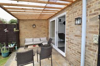 Addlestone Spacious Four Bedroom House - Addlestone - 1