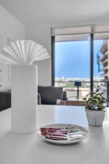 Bayview 2BR Retreat Stunning Views and Pool - Miami - 6