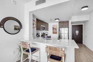 Bayview 2BR Retreat Stunning Views and Pool - Miami - 4