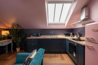 Art-Inspired Apartment in City - 4