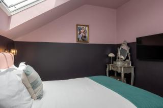 Art-Inspired Apartment in City - 2