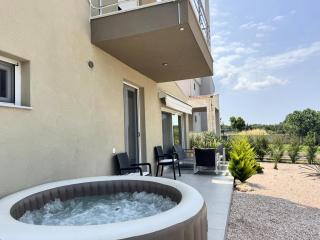 White Lotus Jacuzzi Villa, Afitos #FeelsLikeHome - Afytos - 9
