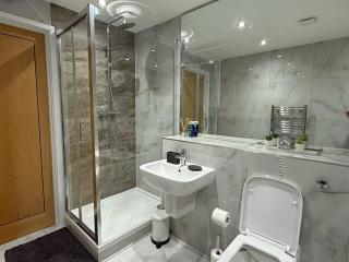 Modern Living Near Town Center - Bracknell - 4