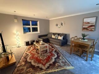 Modern Living Near Town Center - Bracknell - 1
