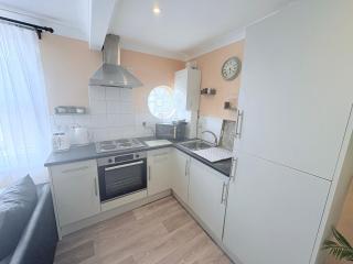 Lovely 1 Bed flat in high street - 4 min walk to beach- 300m - 9