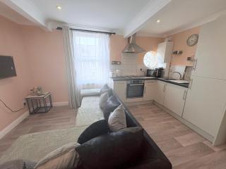 Lovely 1 Bed flat in high street - 4 min walk to beach- 300m - 8
