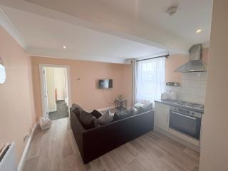 Lovely 1 Bed flat in high street - 4 min walk to beach- 300m - Herne Bay - 6