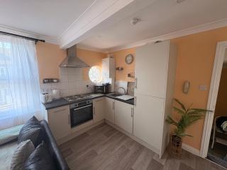 Lovely 1 Bed flat in high street - 4 min walk to beach- 300m - 1