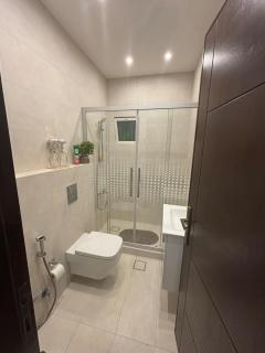 Stylish 3 Bedroom Apartment in Prime Amman Location - Amman - 6