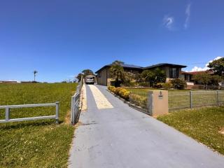 Sunny Shores Retreat Spacious & Relaxing Escape - Lake Illawarra - 4