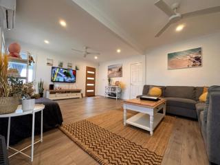 Sunny Shores Retreat Spacious & Relaxing Escape - Lake Illawarra - 2