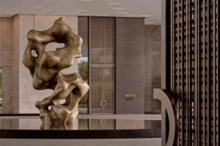 Conrad Shenzhen, the first art museum hotel in Greater Bay Area with the stunning bay and sunset view in the hotel terrace - Shenzhen - 1