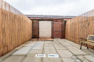 Spacious 2BR Contractor House in Farnworth, Bolton - 2