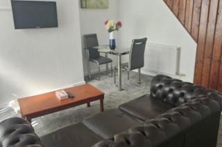 Cosy 3-Bed Bolton Retreat - Parking & Pet-Friendly - Bolton - 9