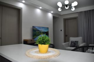 Stylish City-View 2BR Sunlit, Serviced Shops - 1